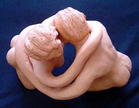 Um homem e uma mulher se abraçam com braços longos, que os entralaçam completa e inseparavelmente. O Amor dos Amantes!